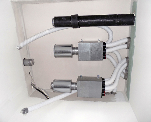 
Schalldicht ausgekleidete Multi-Verteilerkästen führen die Luftleitungen 
für Zu- bzw. Abluft an der Decke sternförmig und ohne Abzweigungen direkt 
in den jeweiligen Raum.

