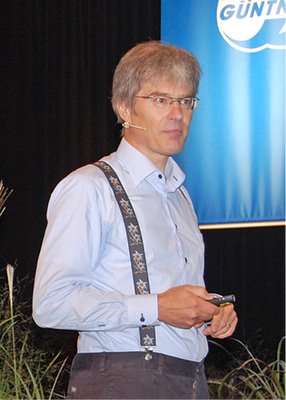 Prof. Dr.-Ing. habil. Michael Kauffeld von der Hochschule Karlsruhe hielt den 
Auftaktvortrag zum Thema Ist CO
2
das Kältemittel der Zukunft in der Gewerbekälte?“

