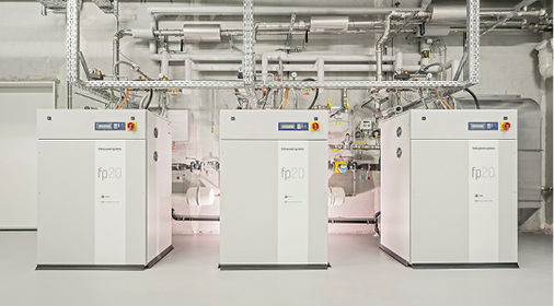 
Drei kaskadierte BHKW liefern exakt die für den Betrieb der 
Absorptionskälteanlage erforderliche Wärmeleistung. Der pro-duzierte Strom 
geht in den Eigenverbrauch.

