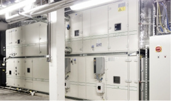 Bis zu 25 000 m
3
/h  Zu- und Abluft (bei 2,15 m/s im lichten Querschnitt) befördert das 
Gerät, das zur Klimatisierung der Schwimmhalle und der Duschen aufgestellt 
ist.


