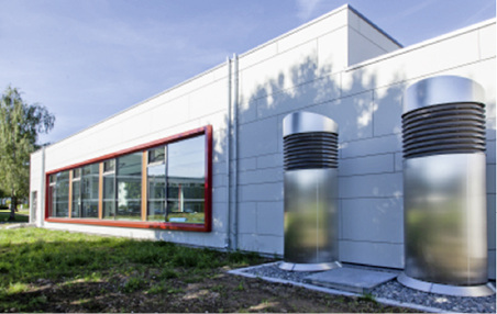 
Der eingeschossige Bau des badschnass“ beherbergt im großflächigen Keller 
die Wasser-aufbereitungs- und Lüftungstechnik.

