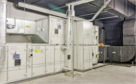 
Das kombinierte Zu- und Abluftgerät für die Umkleideräume arbeitet mit 
einer effizienten Wärmerückgewinnung mit Rotationswärmeübertrager.

