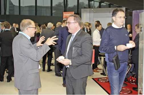 Die begleitende Foyer-Expo mit etlichen wichtigen Unternehmen und Verbänden 
der Wärmepumpenbranche war eine weitere wichtige Informationsquelle des 
EHPS.


