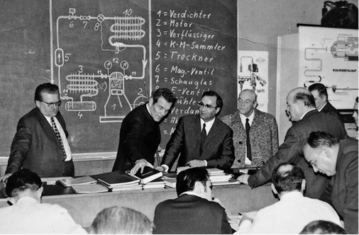 Der erste Schulleiter der Bundesfachschule Franz Koslowski mit Vertretern der 
Industrie

