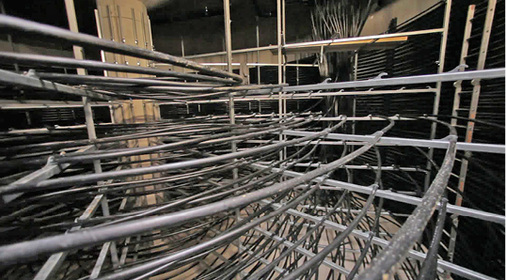 
Spektakulärer als seine Form sind die Prozesse, die in einem 
Eis-Energiespeicher ablaufen. Hier der noch leere Betonbehälter mit den 
spiralförmig sowie entlang der Wände montierten Kunststoffrohren zur 
Energieübertragung.

