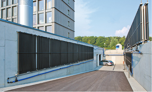 
185-m
2
-Solar-Luftabsorber aus Kunststoffrohr entnehmen der Umgebungsluft Wärme 
oder geben diese im Kühlfall ab, auch nachts. Sie sind platzsparend entlang 
der Tiefgarageneinfahrt des Gebäudes montiert.

 - © Viessmann Eis-Energiespeicher GmbH

