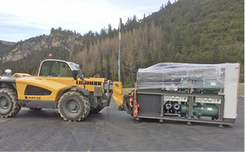 Die Kälteanlage mit Meteo-Steuerung“ wird angeliefert.

