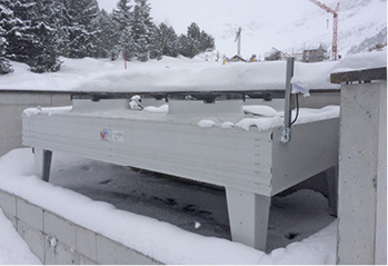 Der Verflüssiger der Split-Anlage wurde platzsparend auf einem Gebäudedach 
installiert.

