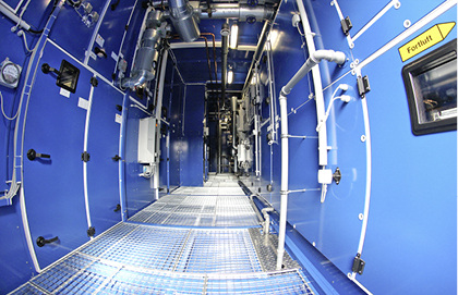 Der in das wetterfeste Gerätegehäuse integrierte Revisionsgang zwischen den 
zwei RLT-Geräten.

