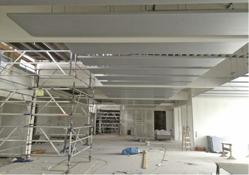 Im Rahmen der Sanierung wurden kombinierte Heiz- und Kühldecken verbaut, um 
in unterschiedlichen Räumen zukünftig zeitgleich sowohl heizen als auch 
kühlen zu können. Unter anderem wurden Kühlsegel installiert, die den 
Blick auf die dahinter liegenden…