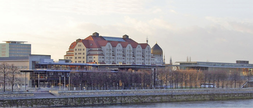 Zum zweiten Mal nach 2006 Austragungsort der DKV-Jahrestagung: das Maritim 
Hotel Dresden mit angeschlossenem Kongresszentrum (r.) am Elbufer

