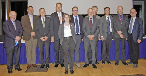 Der neue DKV-Vorstand 2015/2016 (v. l.): Rainer Jakobs (Schatzmeister), 
Matthäus Wollfarth (Schriftführer), Rainer Brinkmann (AA II.2), Werner 
Hünemörder (AA III), Carmen Stadtländer (Geschäftsführerin), Achim 
Zeller (AA IV), Ullrich Hesse …