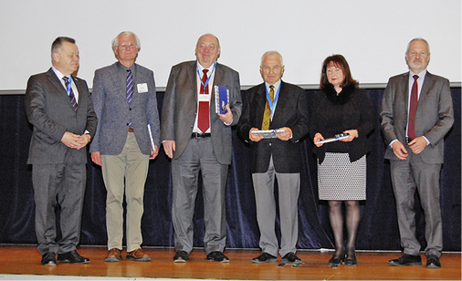 Vier von 22, die die Silberne Ehrennadel für 25 Jahre DKV-Mitgliedschaft 
erhielten – zwischen dem alten (l.) und neuen DKV-Vorsitzenden (r.): Klaus 
Kubis, Hans-Jürgen Ibe, Peter König und Karin Jahn.

