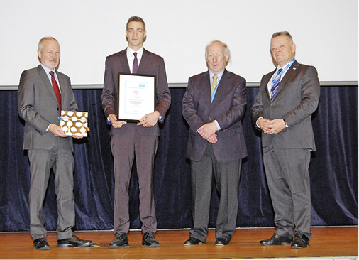 Den DKV-Studienpreis erhielt in diesem Jahr der ESaK-Student Chris Fattroth 
(2. v. l.). Die Laudatio hielt ESaK-Dozent Dr.-Ing. Rainer Jakobs 
(2. v. r.).

