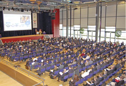 Über 700 DKV-Mitglieder waren nach Dresden gekommen. Hier ein Blick auf die 
Zuhörer des Festvortrags von Hannes Schwaderer.

