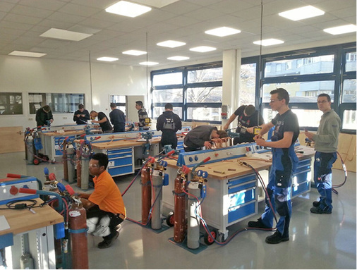 Die mechanische Werk-statt im Berufsschul-zentrum Leonberg wird in Betrieb 
genommen

