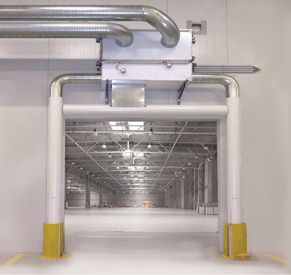 Luftschottanlage am Durchgang einer Logistikhalle

