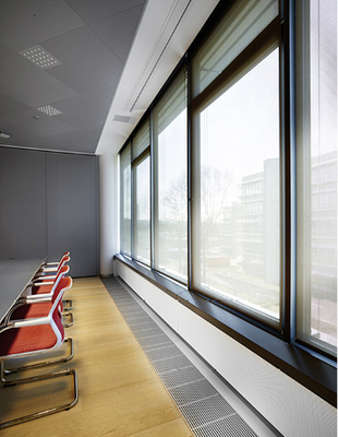 In jeder Nutzungszone werden über die Regelung die erforderlichen 
Konditionen bezüglich Belegung, Temperatur, Fensterstellung etc. erfasst und 
dar-aufhin die Heizung bzw. Kühlung, Lüftung, Beleuchtung und der 
Sonnenschutz aufeinander abgestimmt.

