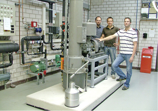 Semesterprojekt Flüssiger Stickstoff“: Andreas Schiener, Micha Kluge 
undSascha Hellmann (v. r.) vor der funktionstüchtigen Anlage.

