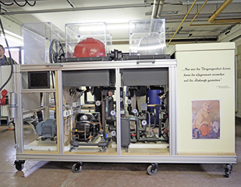 Beim Semesterprojekt des WS11 arbeiteten Robert Hiller, Chris Fattroth, 
Alexander Salm und Andreas Schrot an der Rekonstruktion des 
Rot-Silber-Kühlautomaten aus dem Fundus des Vereins Historische Kälte- und 
Klimatechnik e. V. (HKK). Unterstützt wurde…