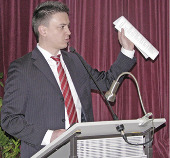 Bild 2: Florian Zähringer moderiert den Techniktag.

