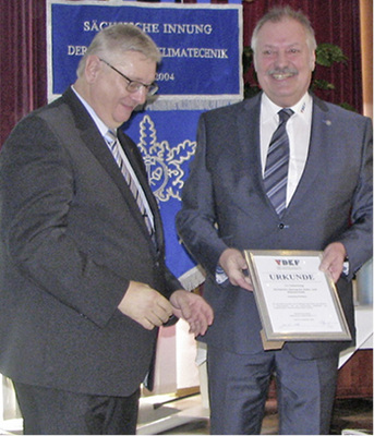 Bild 9: Wolfgang Zaremski (r.) gratuliert für den VDKF.

