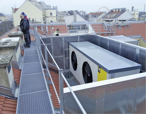 
Schallschutz spielte bei der Dachaufstellung der Wärmepumpe eine wichtige 
Rolle. Besonders laufruhige Ventilatoren und zusätzlich eine 
Schallschutzwand sorgen für Ruhe in den umliegenden Wohneinheiten.

