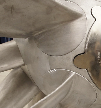 Die spezielle Form der Anströmnase des Axialventilators bewirkt die weitere 
Steigerung von Druck und Wirkungsgrad.

