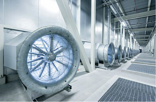 Bei diesen Axialventilatoren in einer großen schwedischen Server-Anlage sind 
abluftseitig akustische Diffusoren anstelle von konventionellen 
Schalldämpfern montiert.

