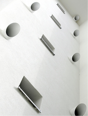 Die Außen- und Fortluft wird über kurze Wege ohne Energieverluste über die 
Außenfassade angesaugt bzw. abgegeben.

