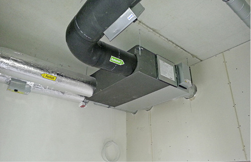 Die dezentralen Lüftungsgeräte (hier während der Bauphase) be- und 
entlüften das Gebäude etagen- bzw. abschnittsweise und kommen ohne 
vertikale Schachtsysteme aus.

