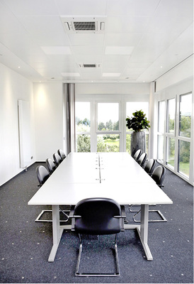 Alle Konferenzräume verfügen über ein eigenes Lüftungsgerät. Im obersten 
Geschoss (Bild) können sie zusätzlich über Multi-Split-Geräte gekühlt 
werden.

