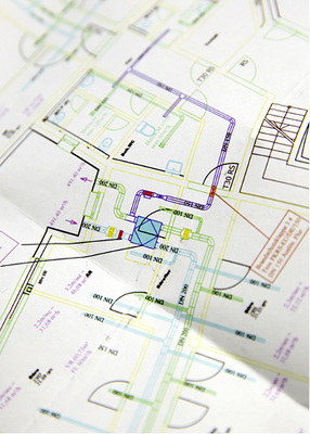 Die dezentralen Lossnay-Lüftungsgeräte versorgen das Gebäude 
bauabschnittsweise. Dadurch konnten Lüftungsschächte und zahlreiche 
Vorkehrungen zum Schallschutz sowie vorbeugenden Brandschutz ein-gespart 
werden.

