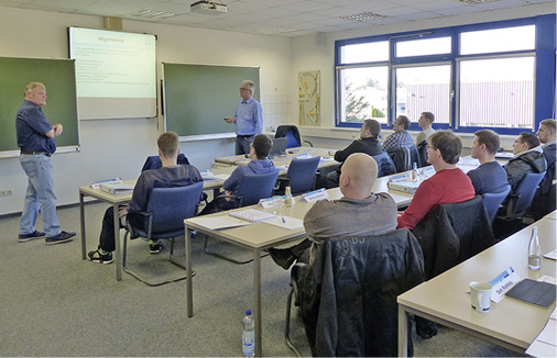 Gavin Sands (links) und Kay Kuchling wechselten sich bei der 
Informationsvermittlung auf unterhaltsame Weise ab.

