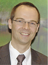 Eine wesentliche Herausforderung bei diesem Projekt bestand darin, dass es 
keine Möglichkeit gab, den Raum komplett fertigzustellen und auf die 
richtige Temperatur für das Bearbeitungszentrum zu bringen, bevor es an 
seinen neuen Standort kam“,…