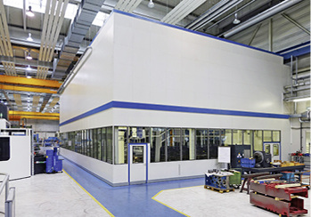 Damit die Maschine die erforderlichen Genauigkeitswerte von ±10 µm 
einhalten kann, muss im Maschinenraum eine Temperatur von 22 °C ±0,2 K/h 
eingehalten werden. Um diese klimatischen Bedingungen zu gewährleisten, 
ließ KBA von der Nerling Systemräume…