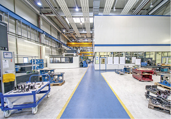 Seit März 2015 werden die beiden neuen Räume erfolg-reich genutzt. Dazu 
werden die Unterteile der Bogendruckmaschinen außerhalb des 
Vortemperierraumes ebenfalls auf einer DMG-Maschine vorgefertigt.

