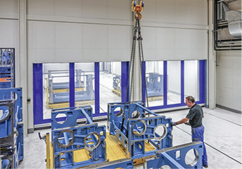 Nach dem Prinzip First In – First Out werden die Teile dem DIXI 270 
zugeführt und mit einer Genauigkeit von±10 µm bearbeitet.

