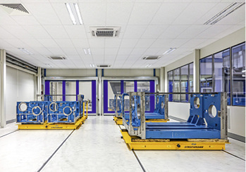 Anschließend werden die Teile wieder zurück in den Temperierungsbereich 
gebracht und von dort in die Vorkammer des Messraums.

