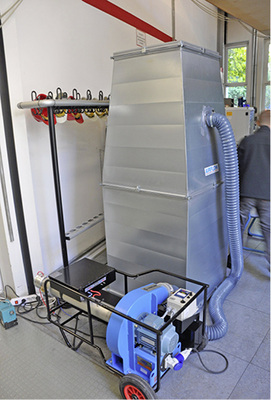 Bild 3: Versuchsaufbau für die Leckprüfung eines Kanalabschnitts: Das 
Leckprüfgerät wird an den entsprechenden Abschnitt angeschlossen und misst 
die Leckrate.


