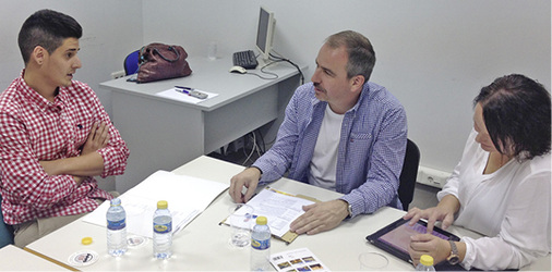 Sergio (links), Markus und Susanne Genheimer in einem ersten Gespräch

