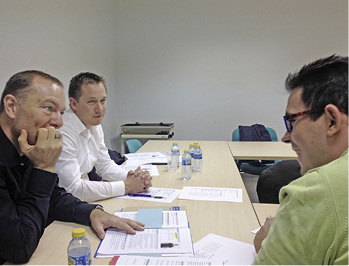 Im Bild (v. l.): Steffen Opitz, Mirko Ranft und Angel beim Kennenlernen


