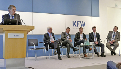 
Das Ergebnis der Podiumsdiskussion Zukunft der Gebäudeautomation“ war für 
Systemanbieter, TGA-/ELT-Planer und Gebäudenutzer eher ernüchternd 
(v. l.): Prof. Dr. Manfred Büchel, Labor für Gebäudeautomation, 
Westfälisches Energieinstitut, Westfälische…