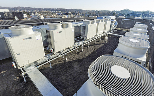 
Die Kälte- und Klimatechnik auf dem Flachdach: Luft/Luft- und 
Luft/Wasser-Wärmepumpen versorgen Gebäude mit 2 MW Wärme und 2 MW 
Kälte. Bis zu drei Viertel der erzeugten Energie aus Umgebungsluft.

Luft/Luft-Wärmepumpen mit VRF-R2-Technologie der City… - © Mitsubishi Electric

