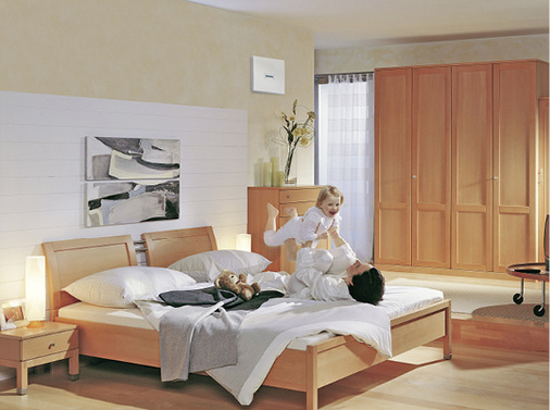 
Ein dezentrales Lüftungsgerät, unauffällig an der Wand installiert.

