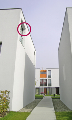 Bei diesem Objekt kam die Leibungslösung zum Einsatz. Die 
Fassadenabschlüsse sind nahezu unsichtbar in die Fensterleibung gerückt.

