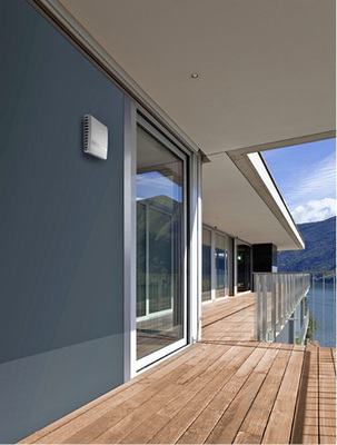 Die Lüfter sind für den horizontalen Einbau an einer Außenwand konzipiert 
und meist in einer Höhe von 2,20 m links oder rechts vom Fenster 
angebracht.

