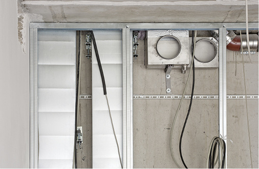 Die links eingefügten Schachtwärmeübertrager erhalten Kanalverlängerungen 
für die weiteren Geschosse. Rechts eingebaut die Kondensat abführenden 
Abschlussverteiler der vertikalen Luftverteilung als Übergabepunkt zur 
horizontalen Luftverteilung.

