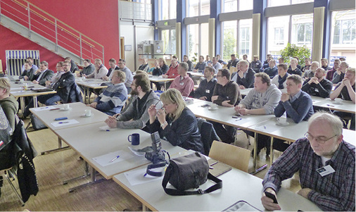 Hochkonzentriert werden die Beiträge verfolgt.

