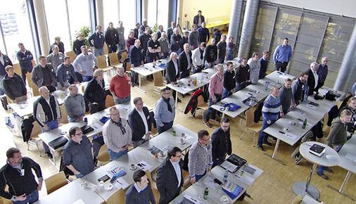 Sportlich: Beim Vortrag von Daikin müssen die Teilnehmer mit geschlossenen 
Augen den Norden bestimmen.

